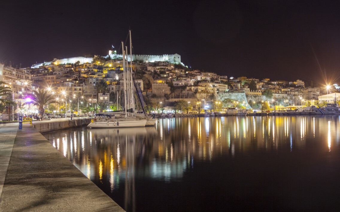 Die Stadt Kavala bei Nacht, Makedonien | griechenland.de