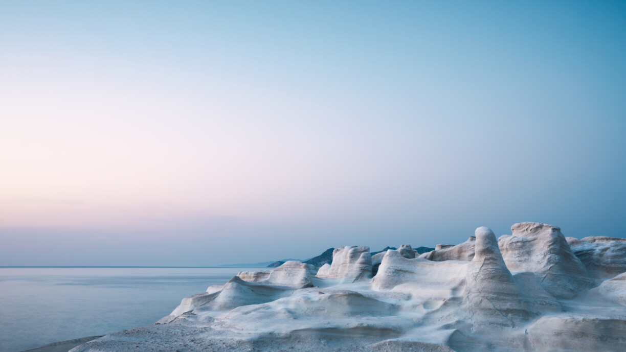 Sarakiniko - Strand aus glattem Vulkangestein, Insel Milos | griechenland.de