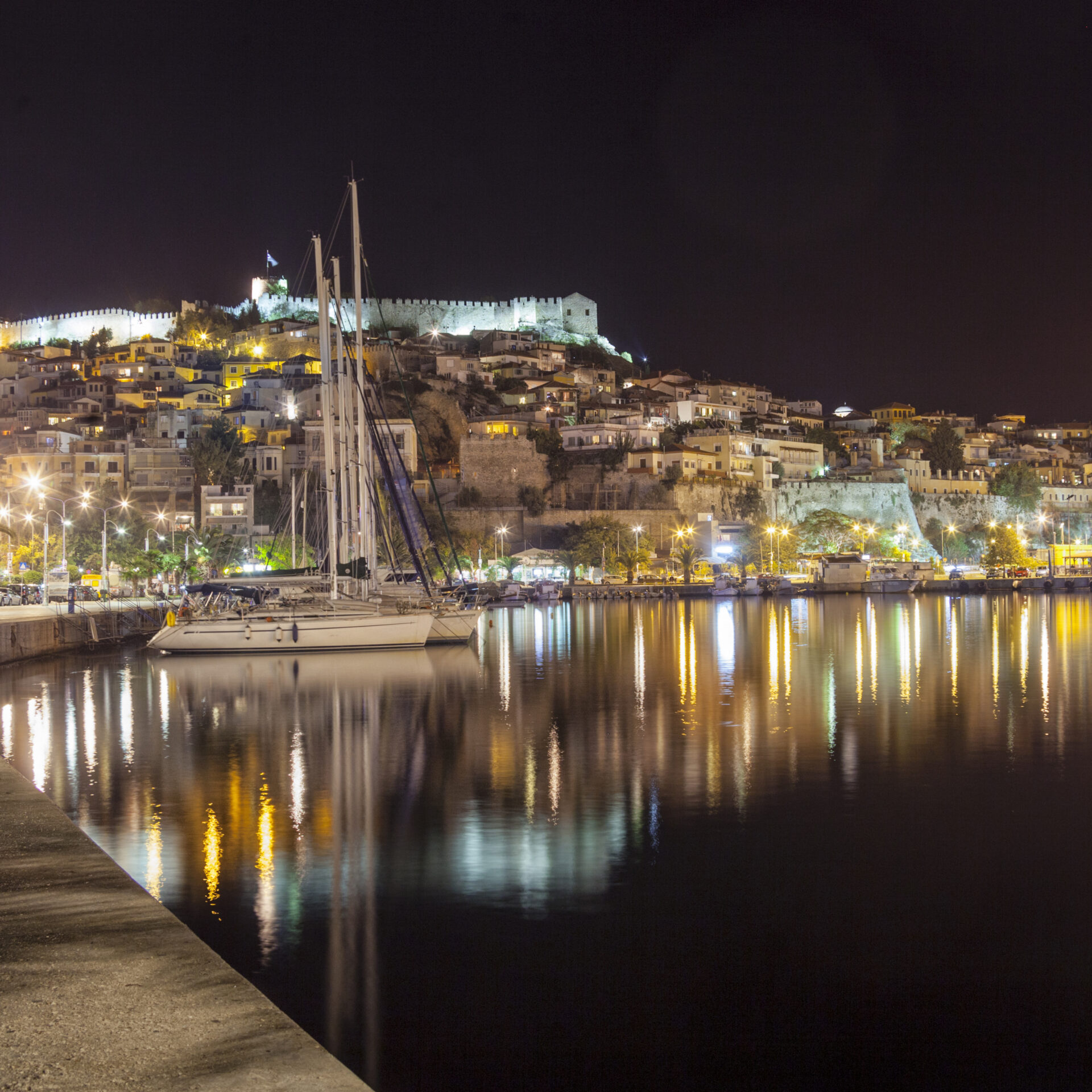 Die Stadt Kavala bei Nacht, Makedonien | griechenland.de