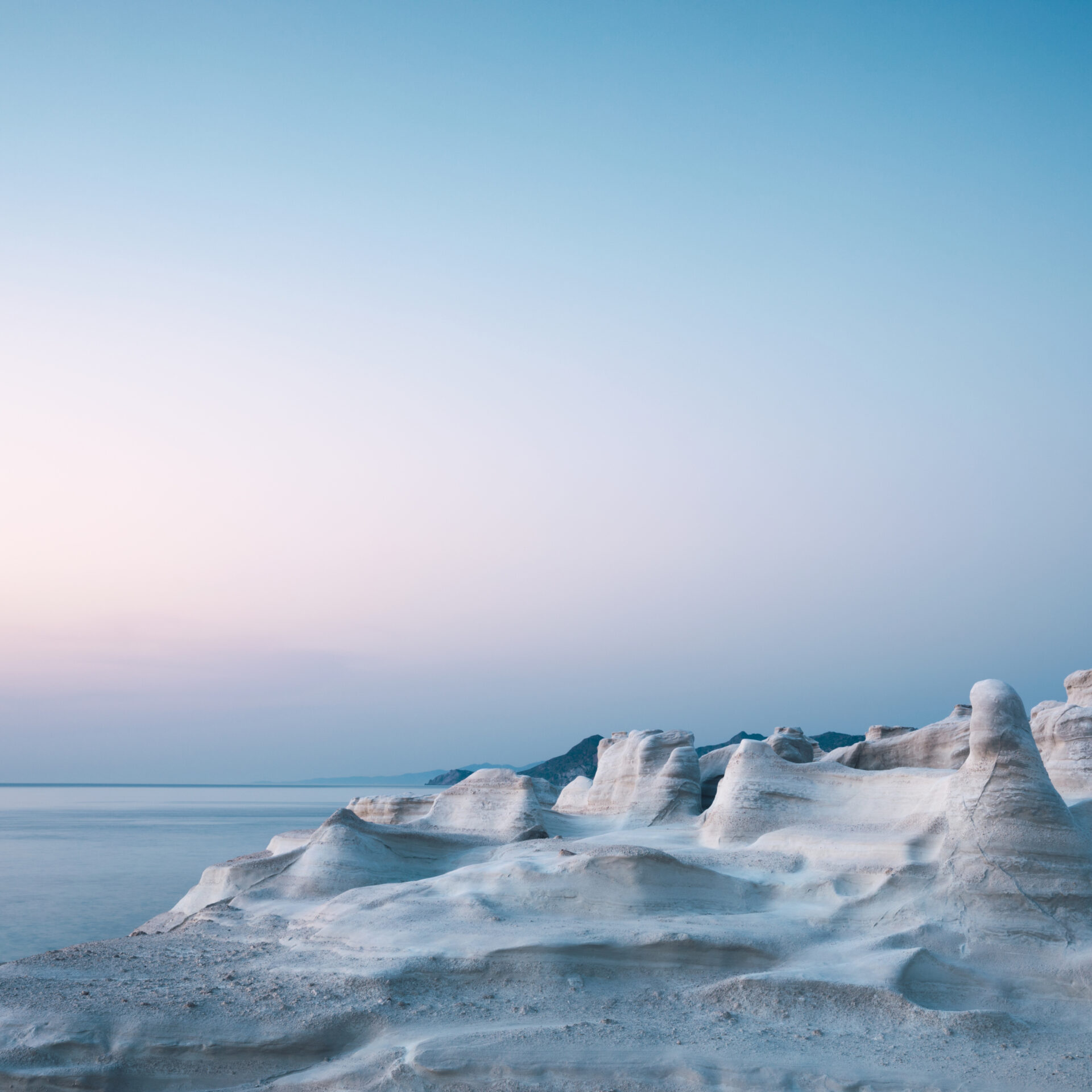 Sarakiniko - Strand aus glattem Vulkangestein, Insel Milos | griechenland.de
