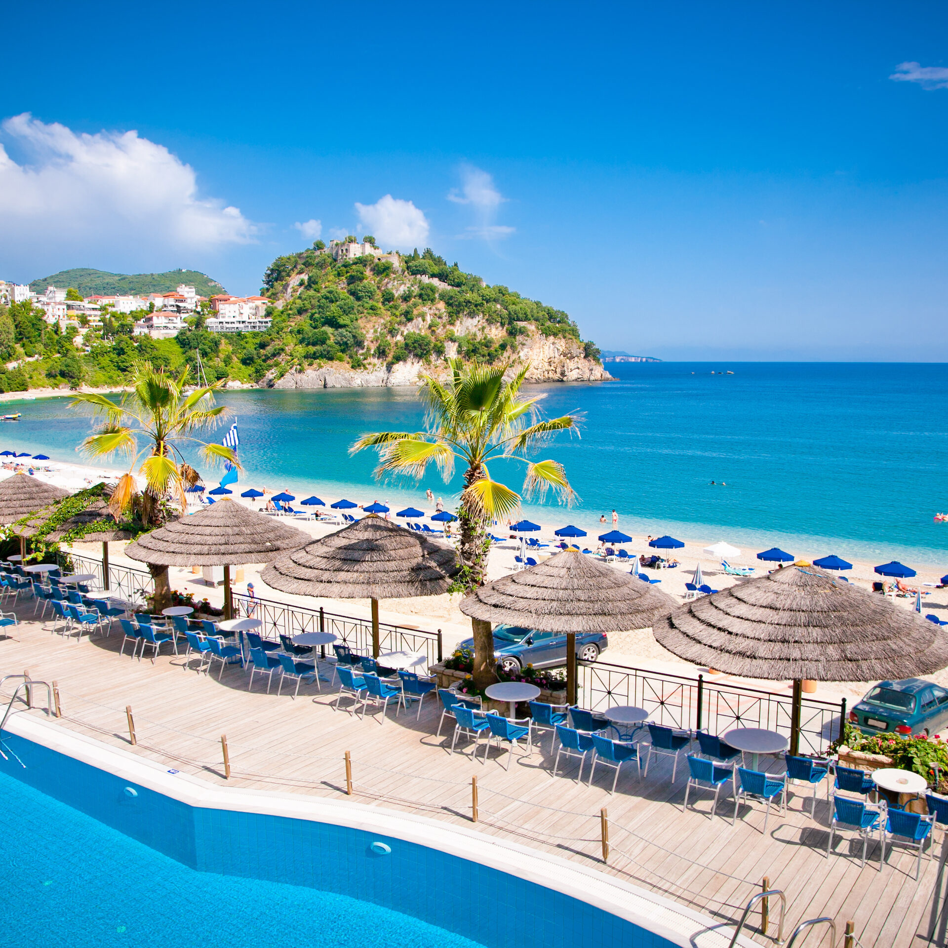 Strandabschnitt mit Pool und Sonnenschirmen