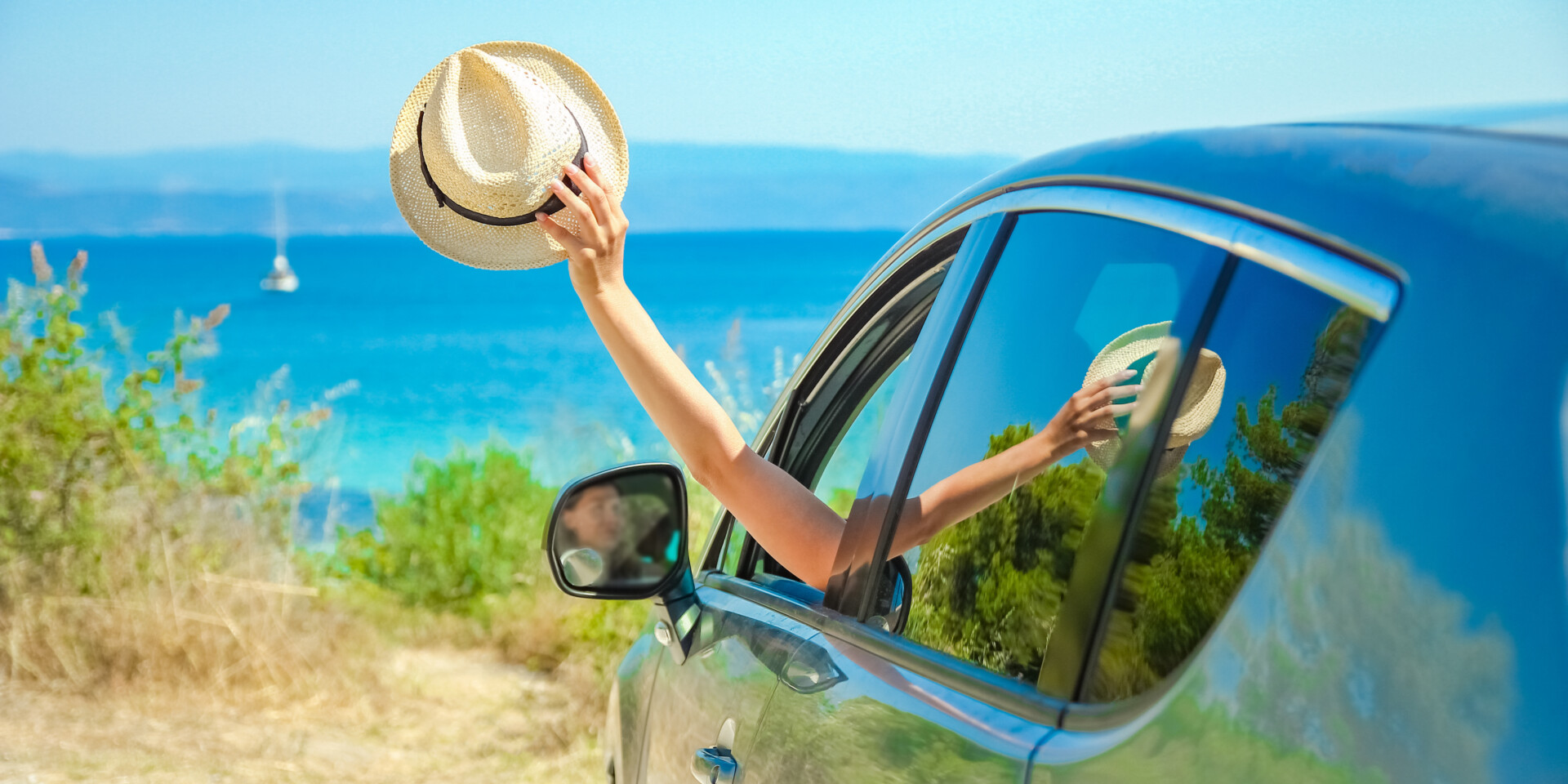 Mietwagen parkt am Meer in Griechenland