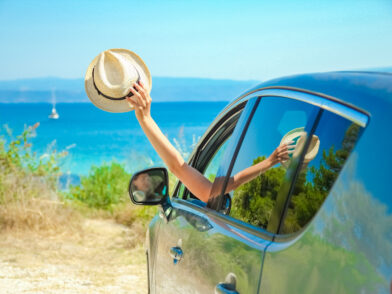 Mietwagen parkt am Meer in Griechenland