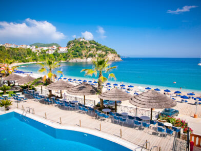 Strandabschnitt mit Pool und Sonnenschirmen